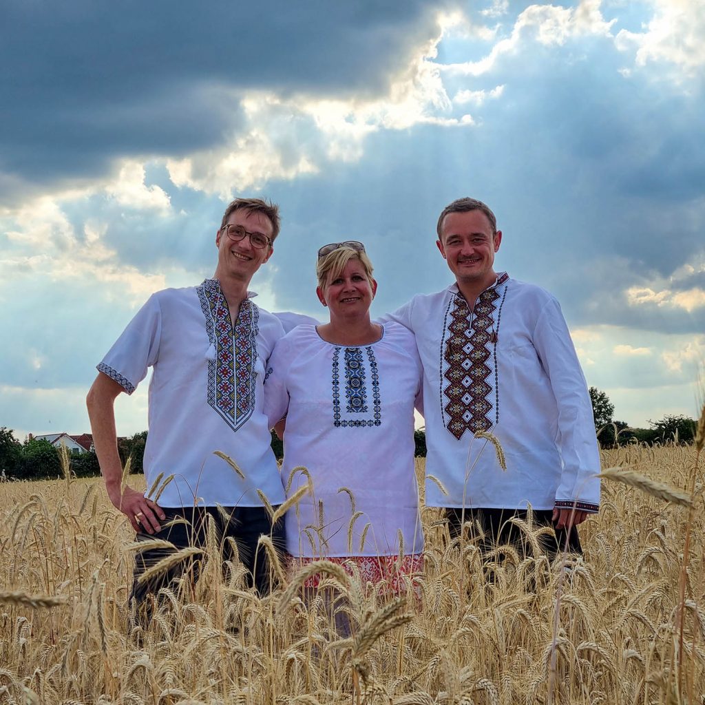 Sonja, Krystian und Martin mit unseren ukrainischen Hemden